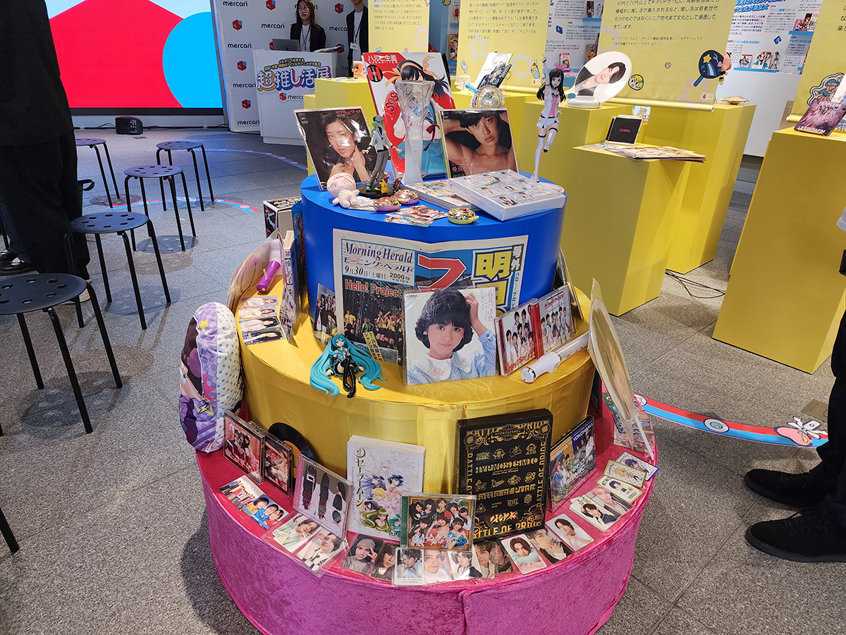 メルカリで購入できる約1,000点のアイテムを展示