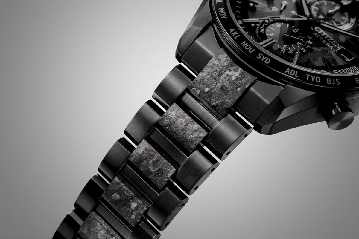 バンドの中駒に結晶チタニウムを採用