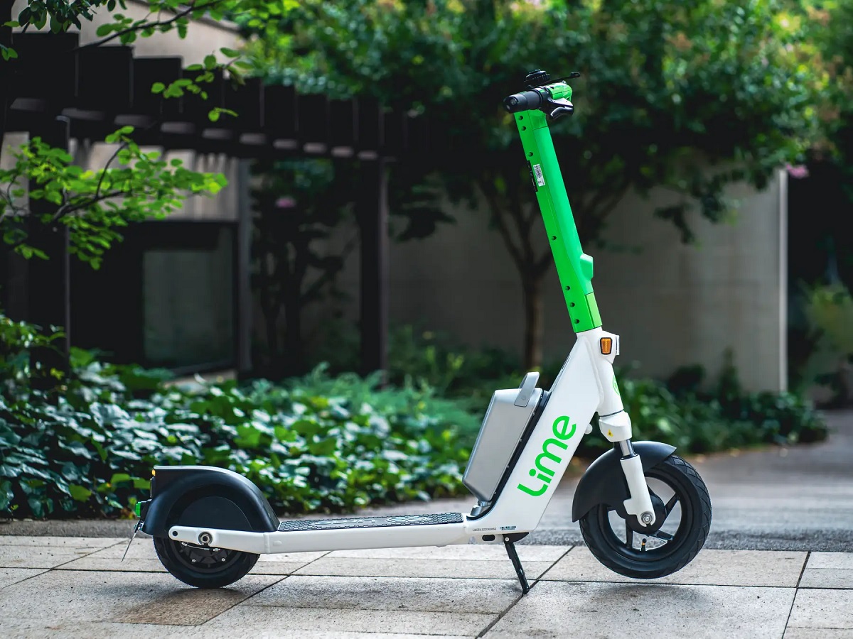 立ち乗り用「電動キックボード」