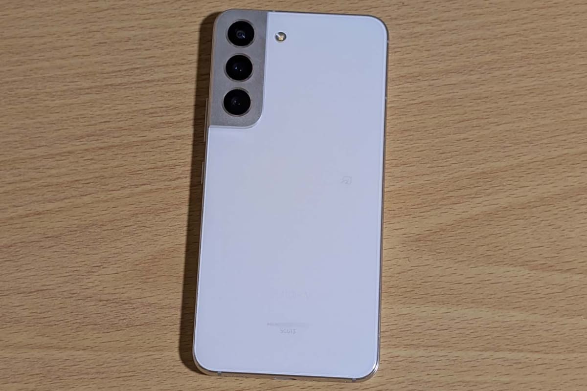 基本的にはスマホにコンパクトさを求めてきた筆者。手元に残っているモデルだとGalaxy S22がお気に入り。6.1型でレンズは望遠込みの3眼式でした