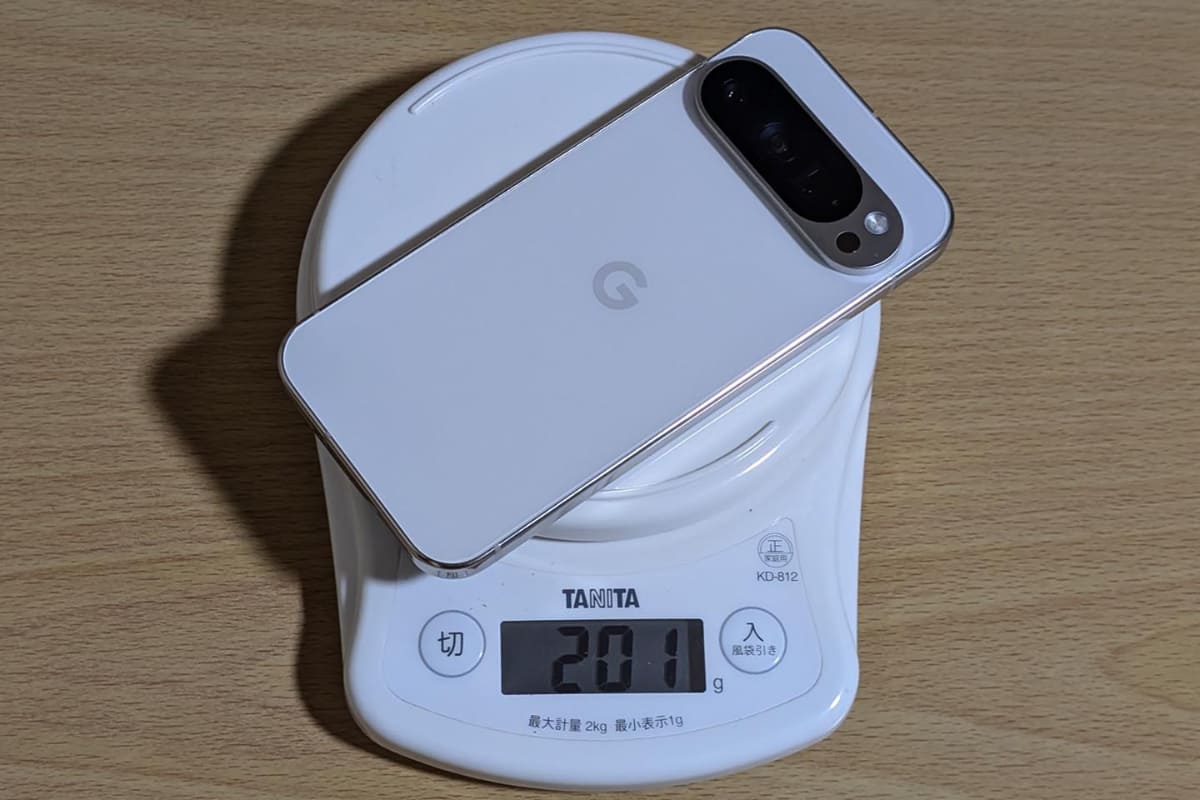 Pixel 9 Proをキッチンスケールで計量したところ、実測値は201gでした