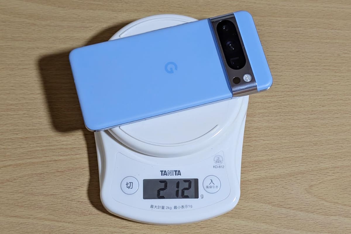 Pixel 8 Proは実測212g。この程度の違いだからなのか、手に持った時の重さにそこまで違いは感じません