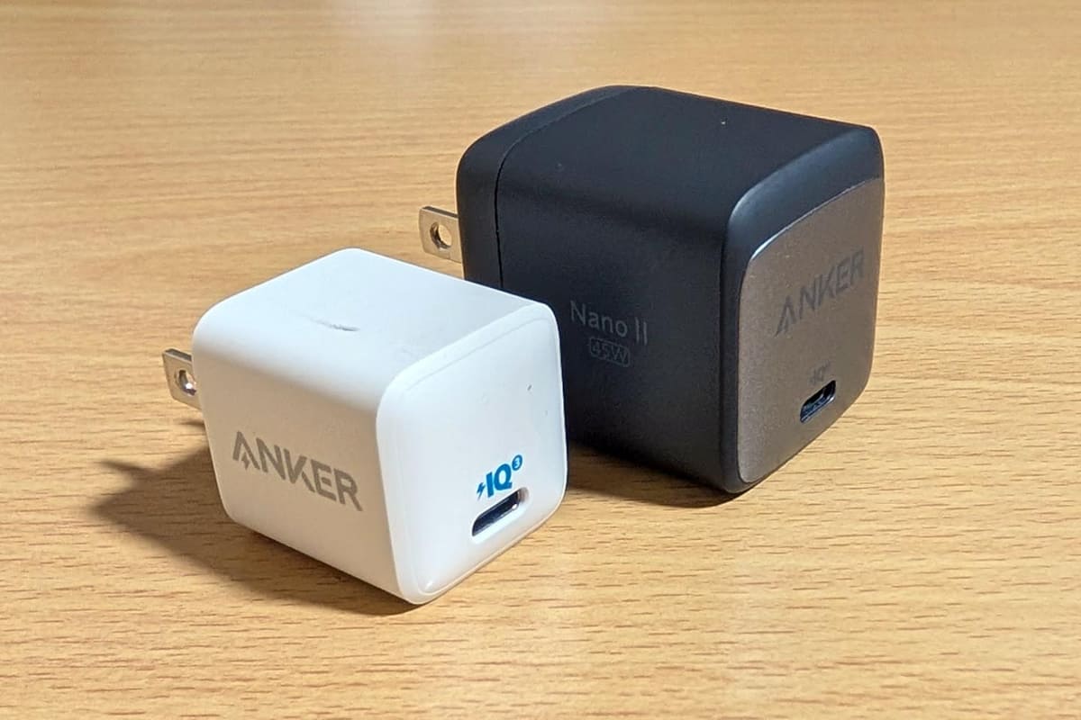 45W充電器は、20W充電器と比べて大ぶりとなる傾向も。充電は早い方がいいですが、今回はそこまで重視しませんでした