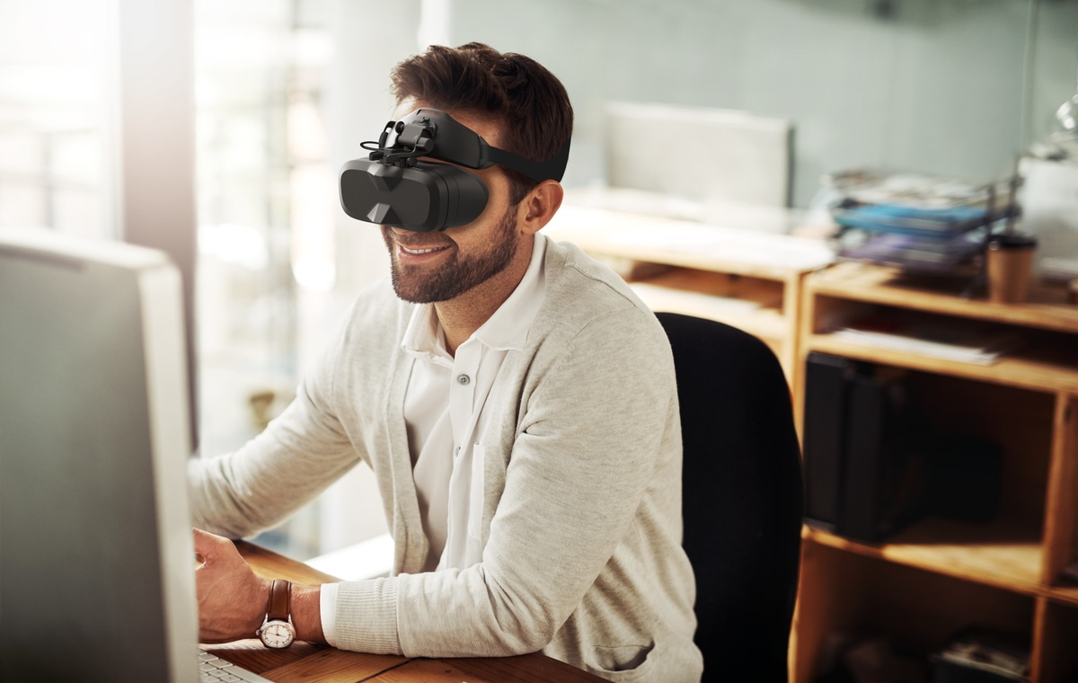 額パッドのフリップアップ機構の使用イメージ