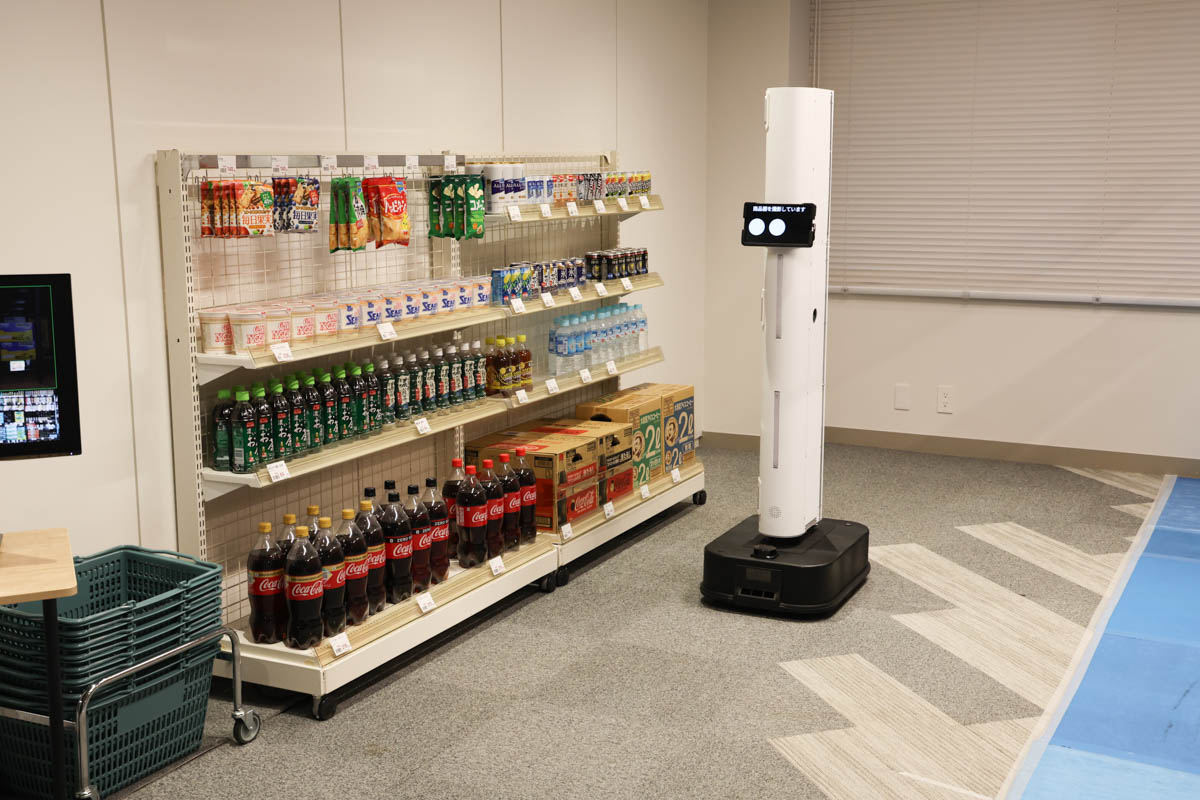 自律移動ロボットが店内を自動撮影