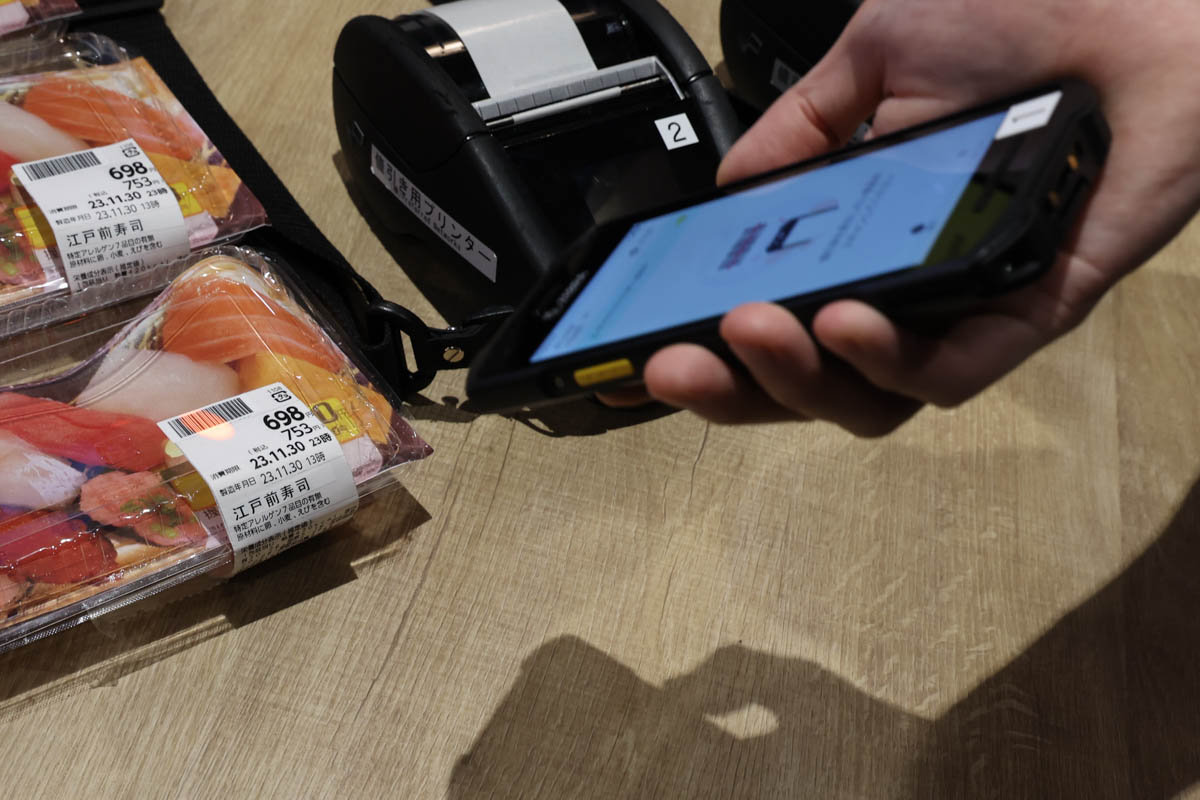 商品のバーコードをスキャン