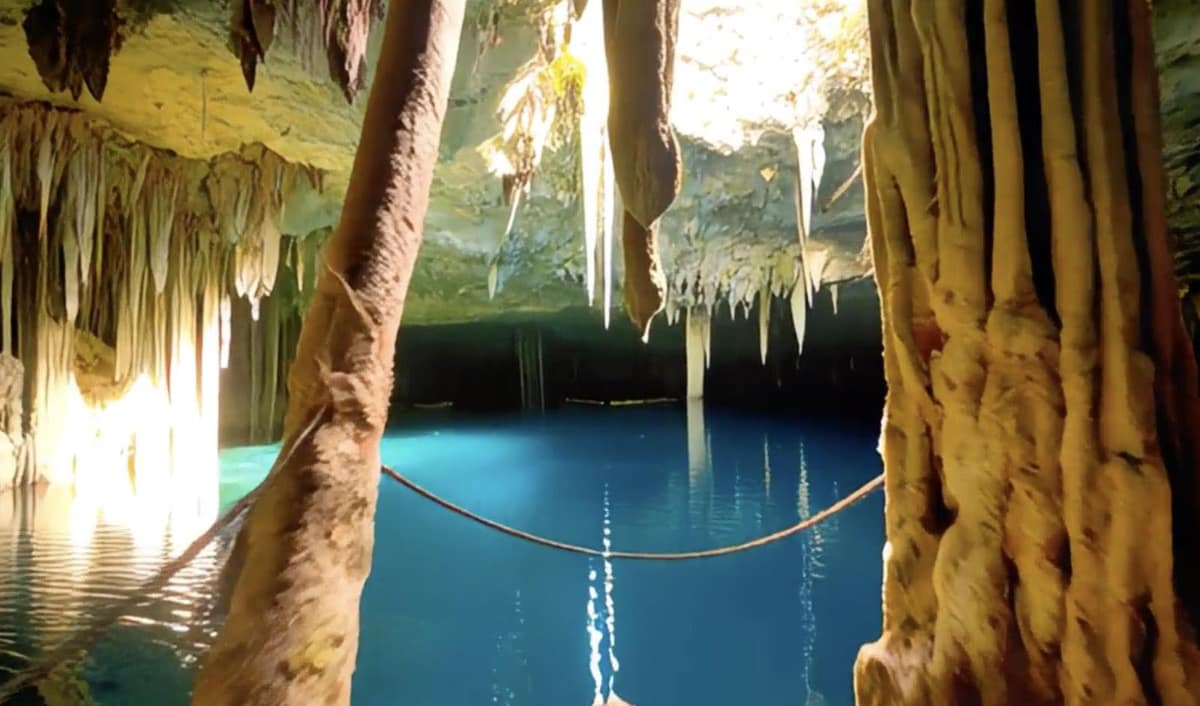 プロンプト：メキシコにある美しく穏やかに照らされたセノーテの中でのショット。水は澄んで青く、夕暮れ時の太陽の光がきらめく。暖色でマジックアワーのような色合い。高品質でシネマティック