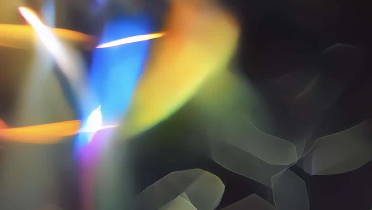 プロンプト：黒背景のフィルム調の光漏れ、有機的なテクスチャ、リアリスティック