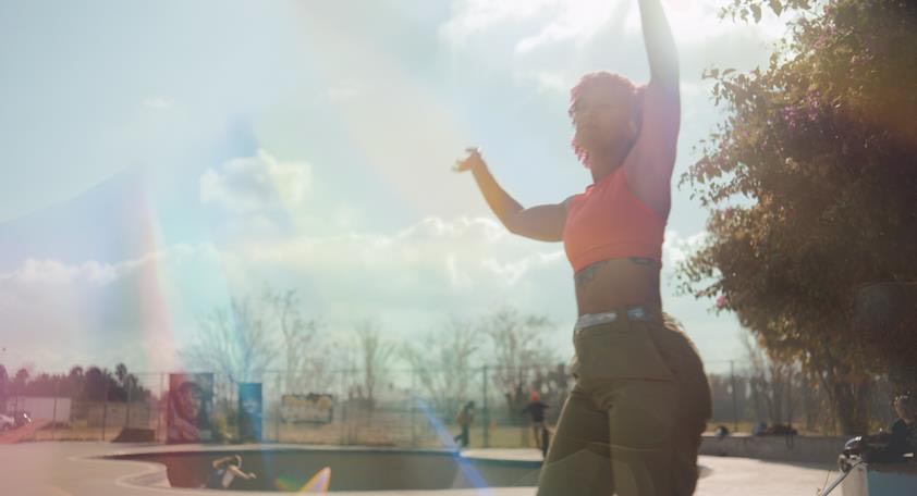 上の画像をPremiere Proの「スクリーン」描画モードで合成した例