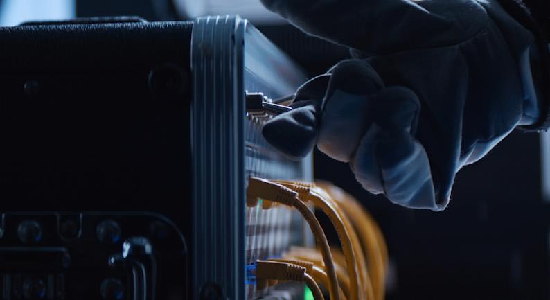 プロンプト：手袋をはめた宇宙飛行士の手がフレームインし、黄色のケーブルの1つを抜く。シネマティック