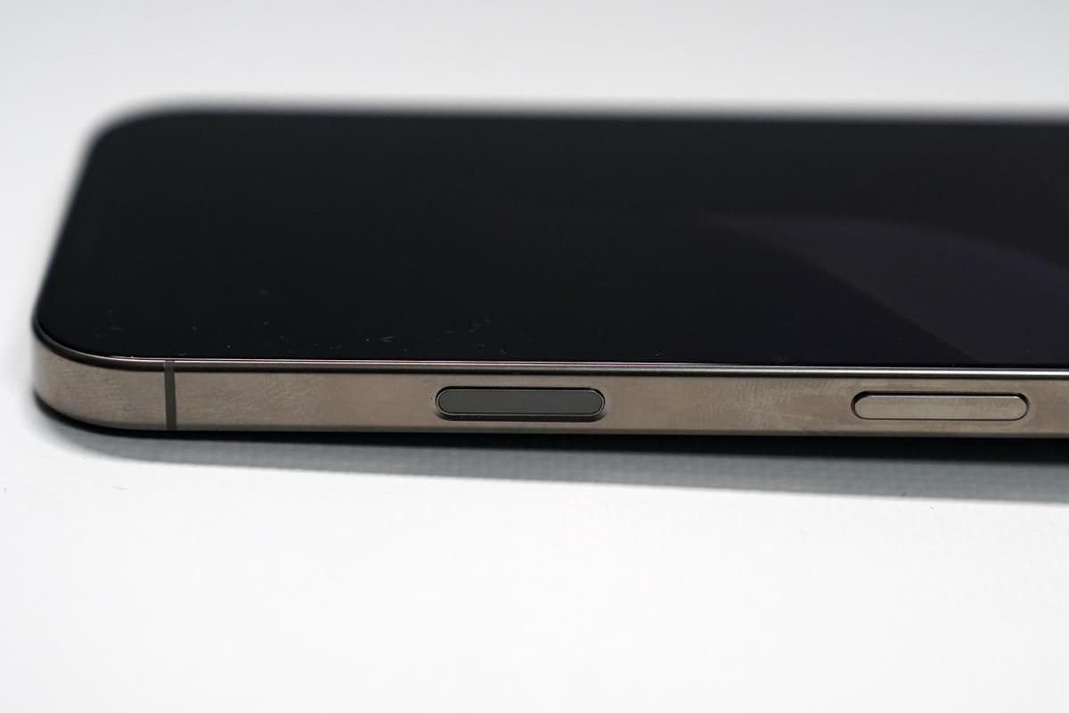 iPhone 16シリーズに新たに追加された「カメラコントロール」。本体右側面に配置