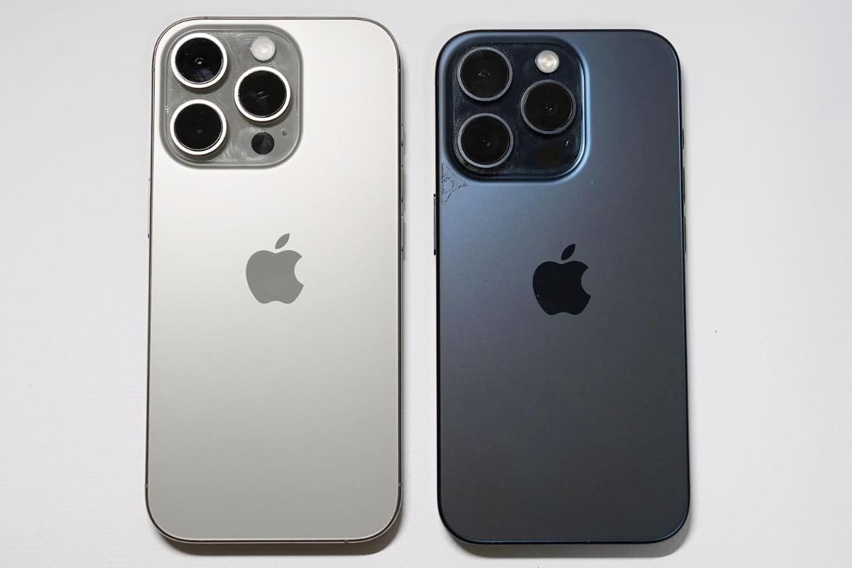 iPhone 16 Pro(左)とiPhone 15 Pro