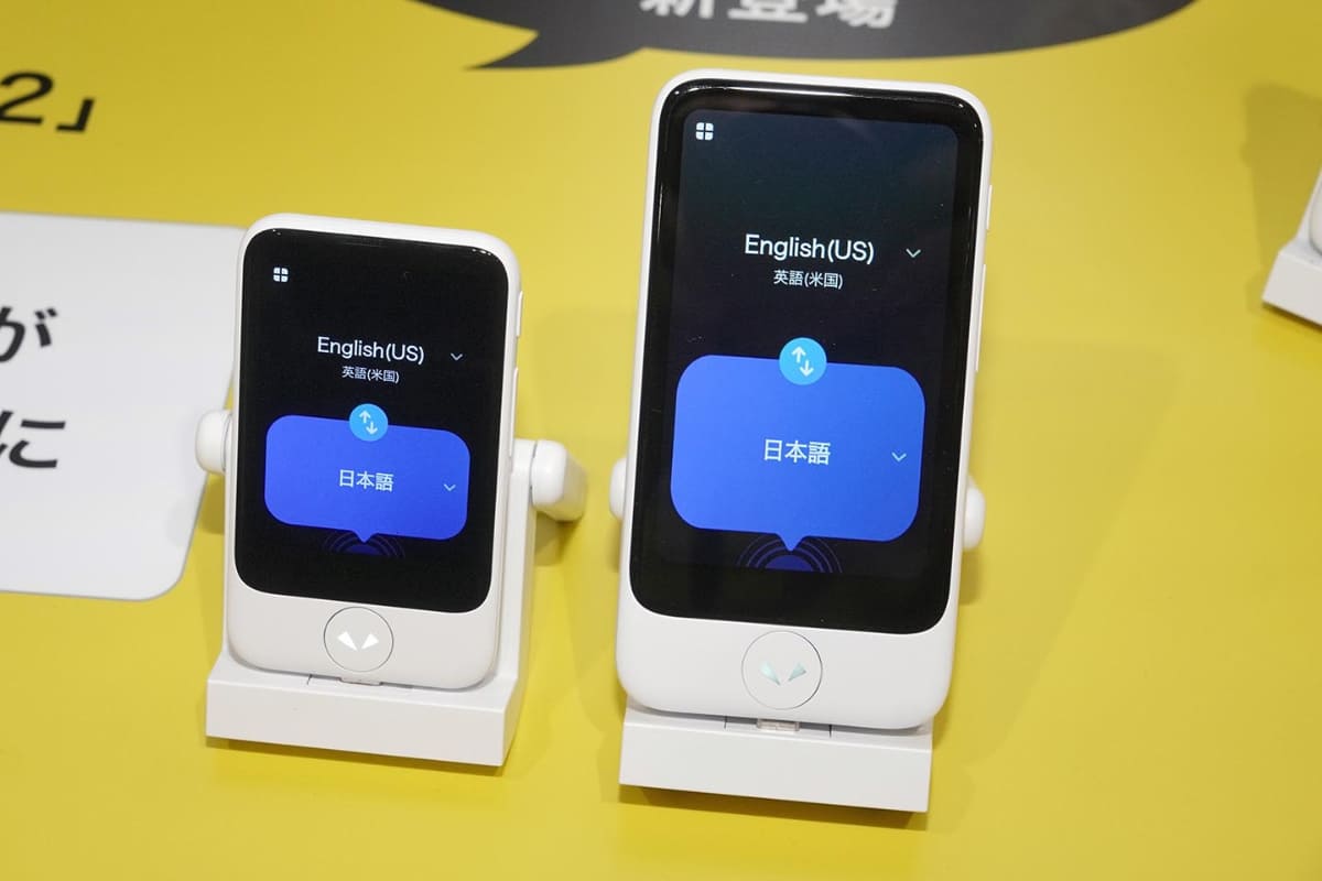 約5年ぶりとなる新ハードウェアのポケトークS2。大画面版のポケトークS2 Plus(右)も同時に発売される