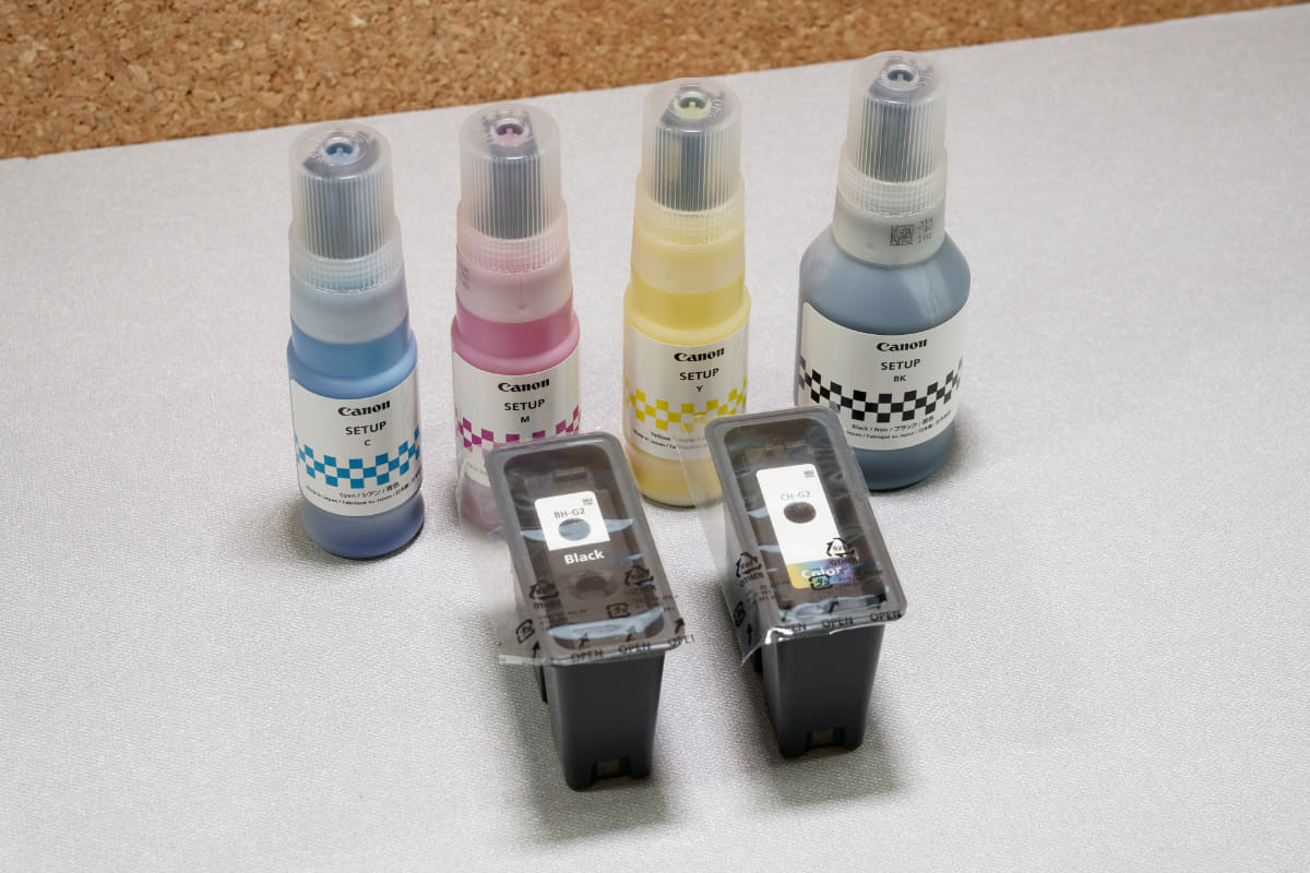 「ギガタンク」対応機用の大容量インクボトル(奥)とプリンタヘッド(手前)