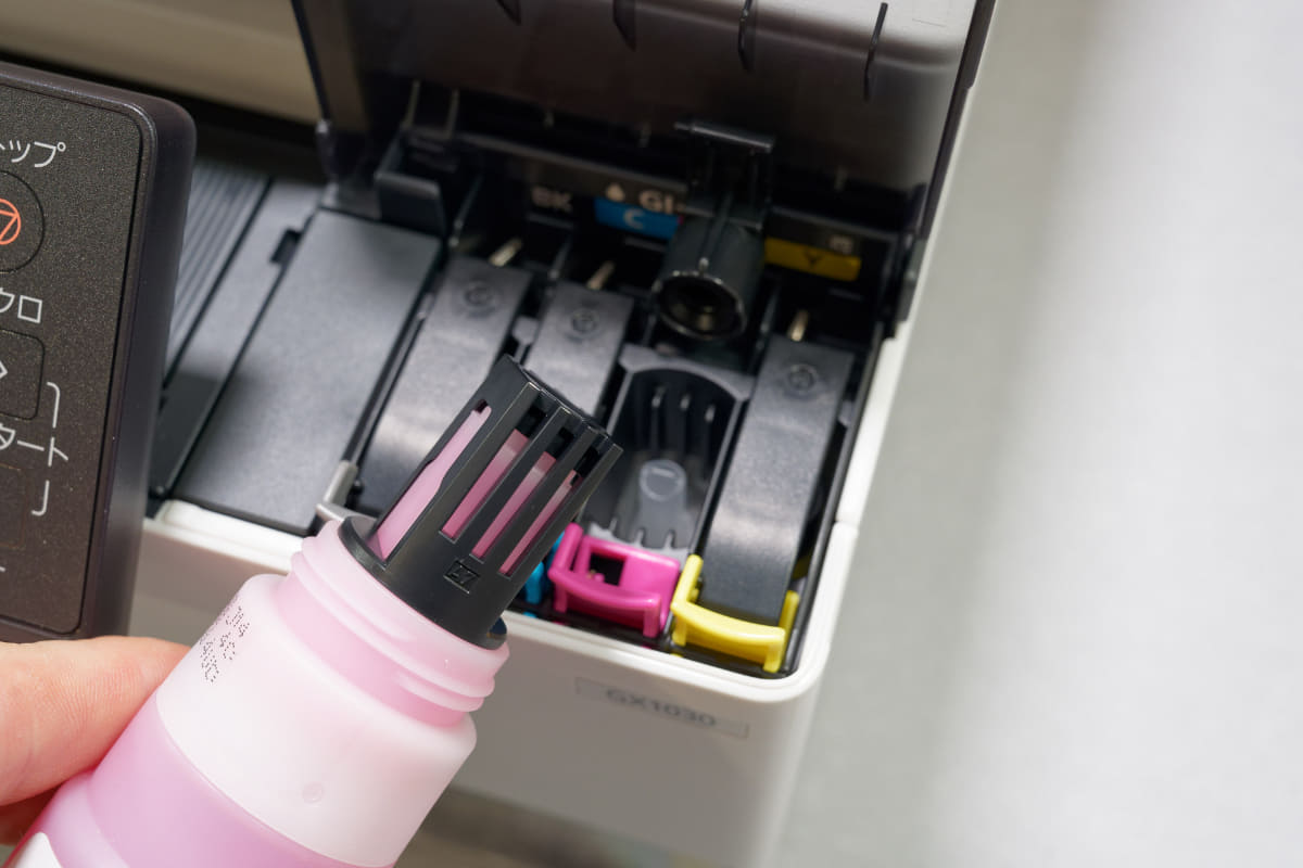 ボトル先端の形状を色ごとに変え、注入ミスを防止