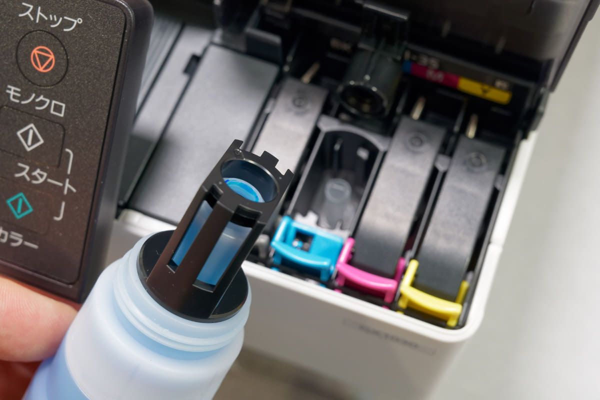 ボトル先端の形状を色ごとに変え、注入ミスを防止