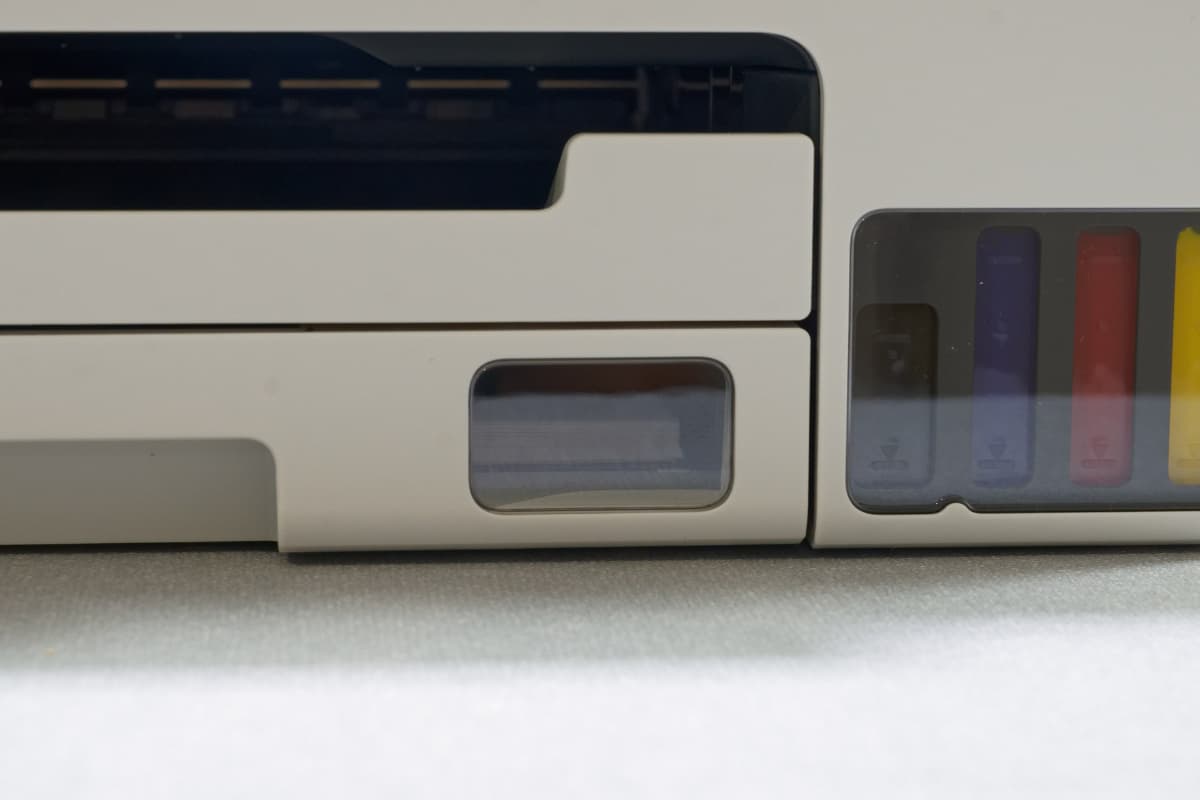 セットしている用紙の残量や種類が覗き窓からわかる