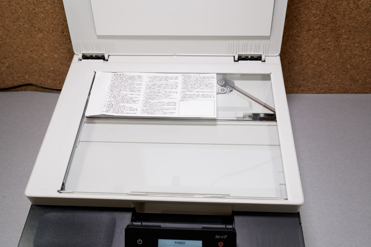 フラッドベッドタイプのスキャナー。連続的にスキャンするニーズはほぼないので、GX2030が装備するADFは不要と判断