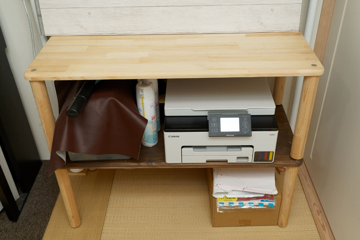 筆者宅での設置場所。高さも奥行きもない狭いところにぴったり収まった