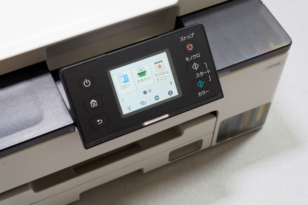 タッチディスプレイは起こして斜め向きにすることも