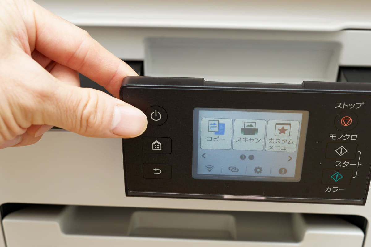 裏から支えながら電源ボタンを押さないとディスプレイが元に戻ってしまうのが難点