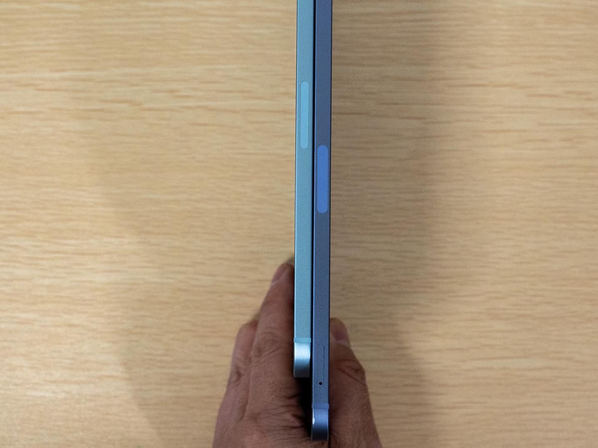 左がiPad mini(A17 Pro)で、右がiPad mini(第6世代)。Apple Pencilと連携する端子の幅が変わっている点に注目。そしてSIMカードスロットもなくなった