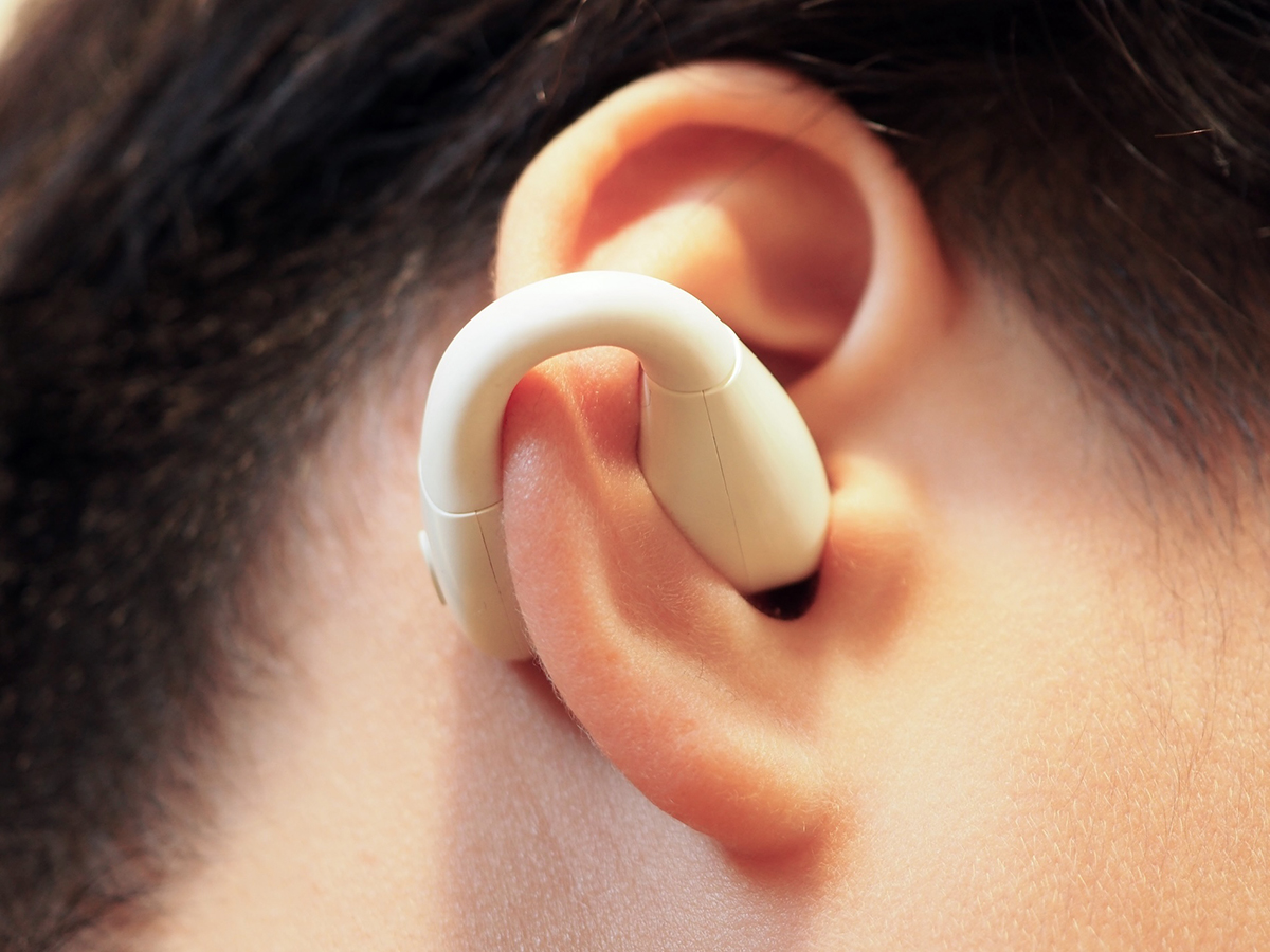 耳にはさむように装着し、耳栓タイプよりも装着しやすかった