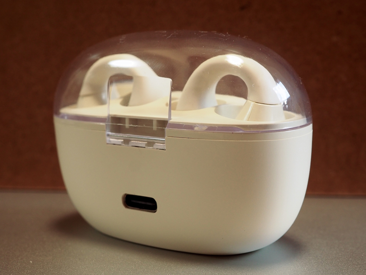 充電ケースの背面にUSB Type-Cポートを配置