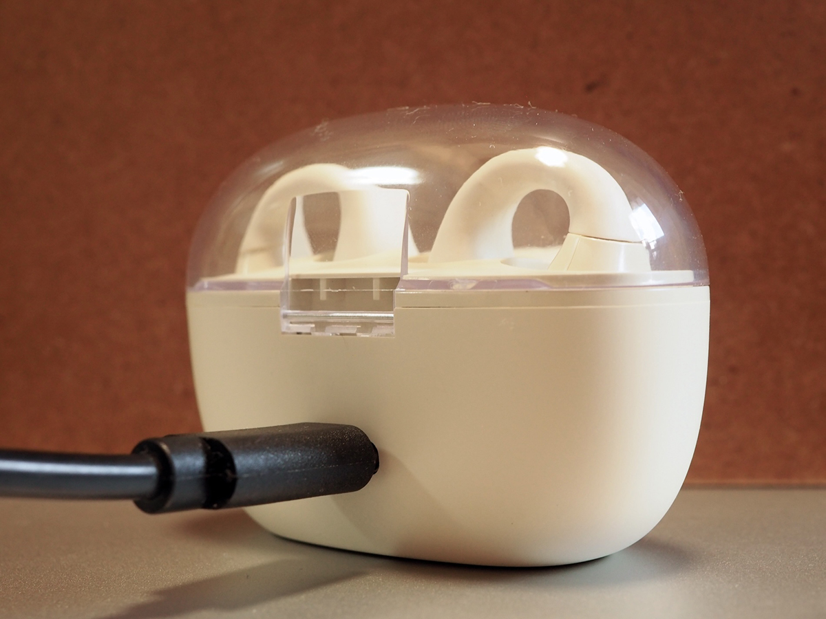 充電用のケーブルやアダプターなどは付属していない