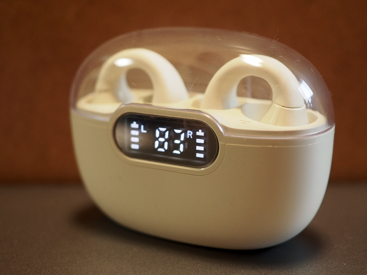 充電ケースのディスプレイで、充電ケースの電池残量などが確認できる