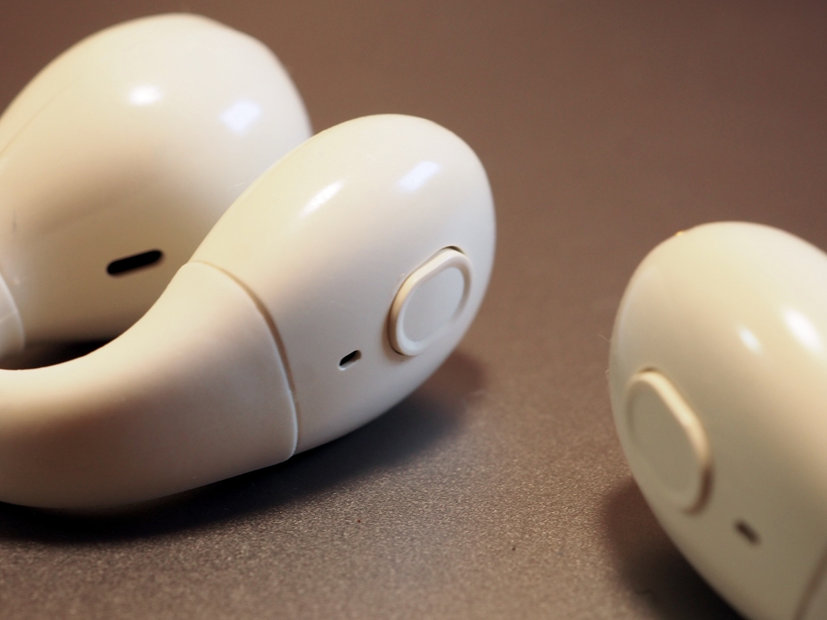 イヤフォンに配置されているボタンで、電源のオン/オフや電話の受電などの操作が可能