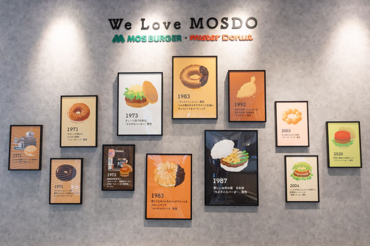 店内には両ブランドの歴史を紹介するパネルも