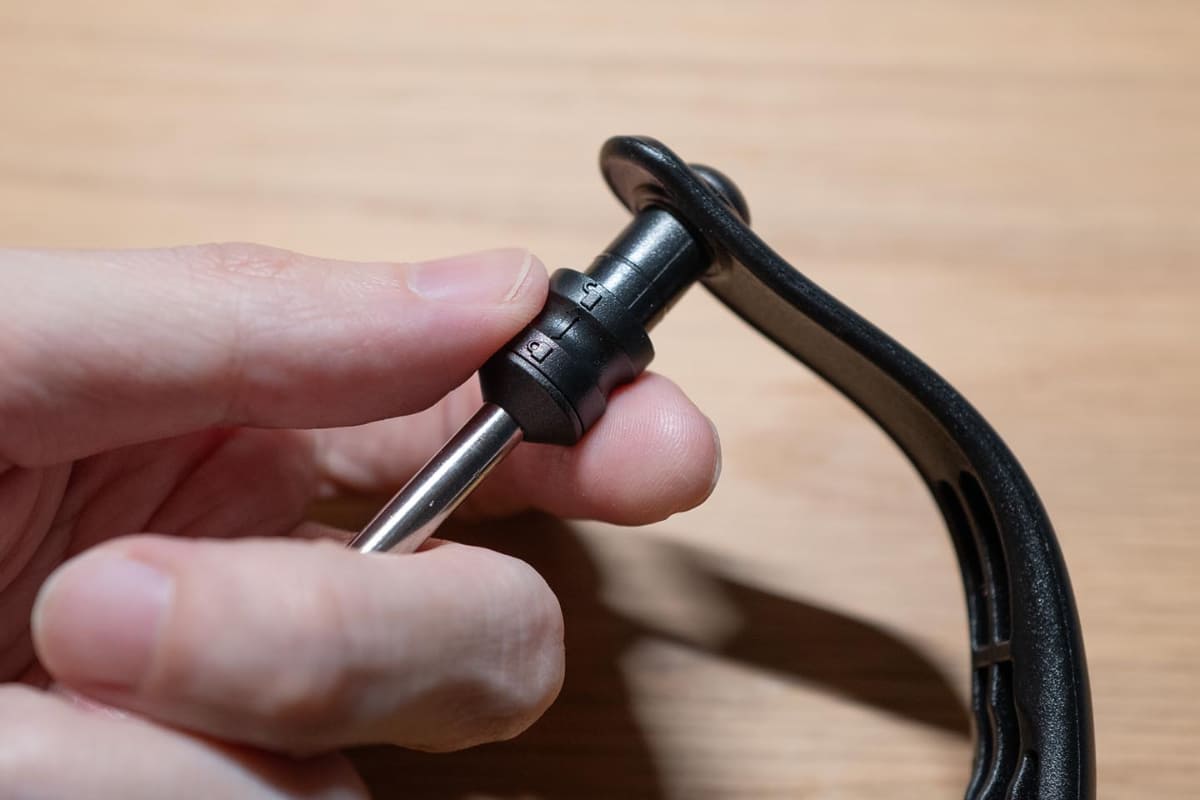 取っ手部分は不意に開かないよう、ロック構造になっています