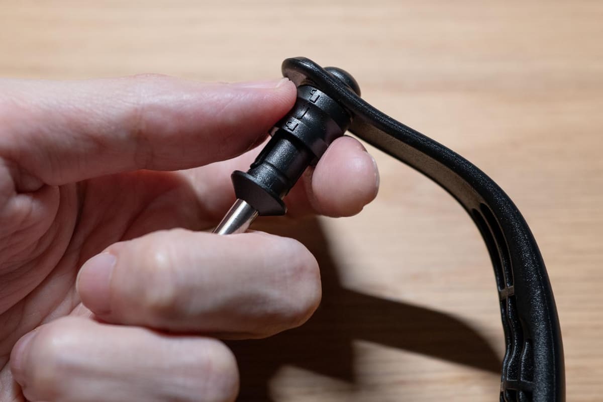 針部分の両端を内側に押しながら指でつまんでいるスライドロックを動かすと、ストッカーの針先を出せる状態になります