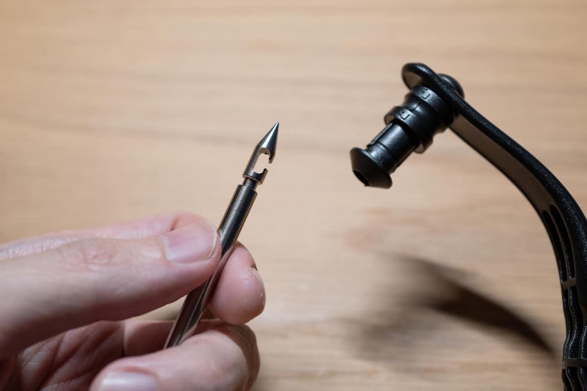 針先を出したところ。先端のフックは、ビニール紐を引っかけて穴を通すため