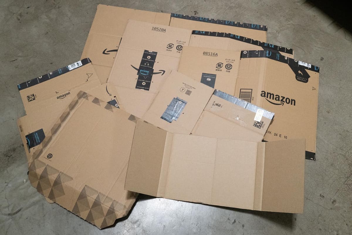 Amazonの箱が大小5つ、封筒スタイルの段ボールが1つ、何かの支えに入っていた段ボール1枚
