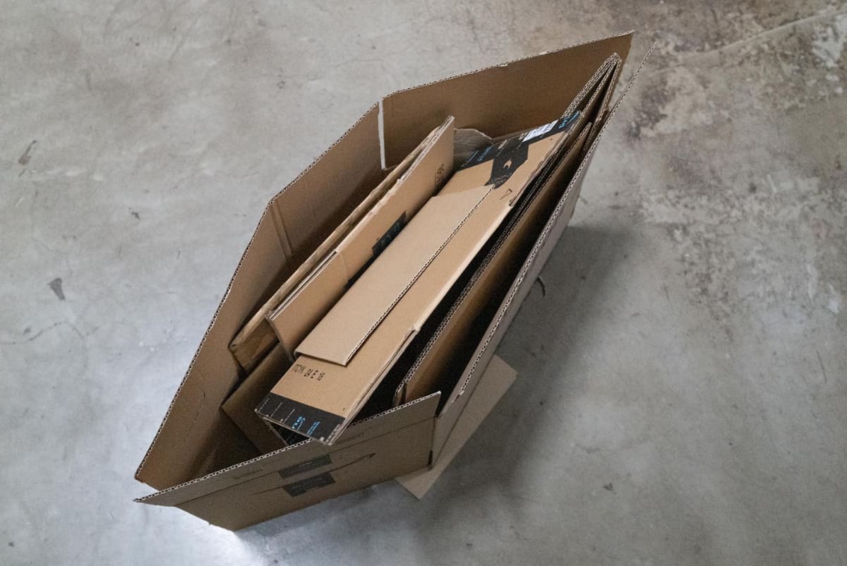 イメージ：段ボールに段ボールを差し込んだところ。既に下から段ボールがこぼれている
