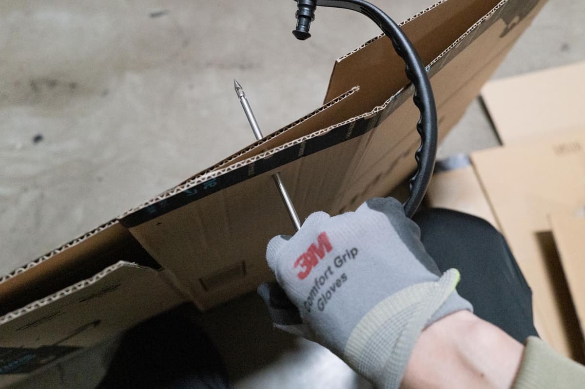 刺してみました。持ちやすいグリップのおかげか、あっさり刺さります。使っていて怖い感じはないのですが、習慣で手袋をしています