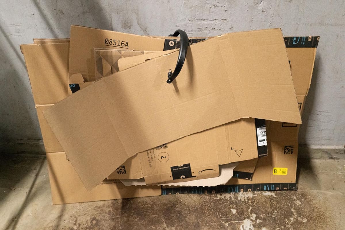 大きさバラバラの段ボールが壁に立てかけられた