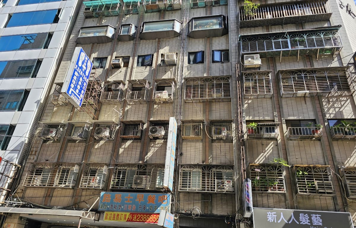 古くからある建物にはエレベーターがないことが多い