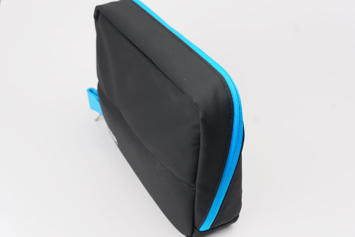 周囲のファスナーをぐるっと開けるとフラップが開く。アンカーカラーのブルーカラーになっている