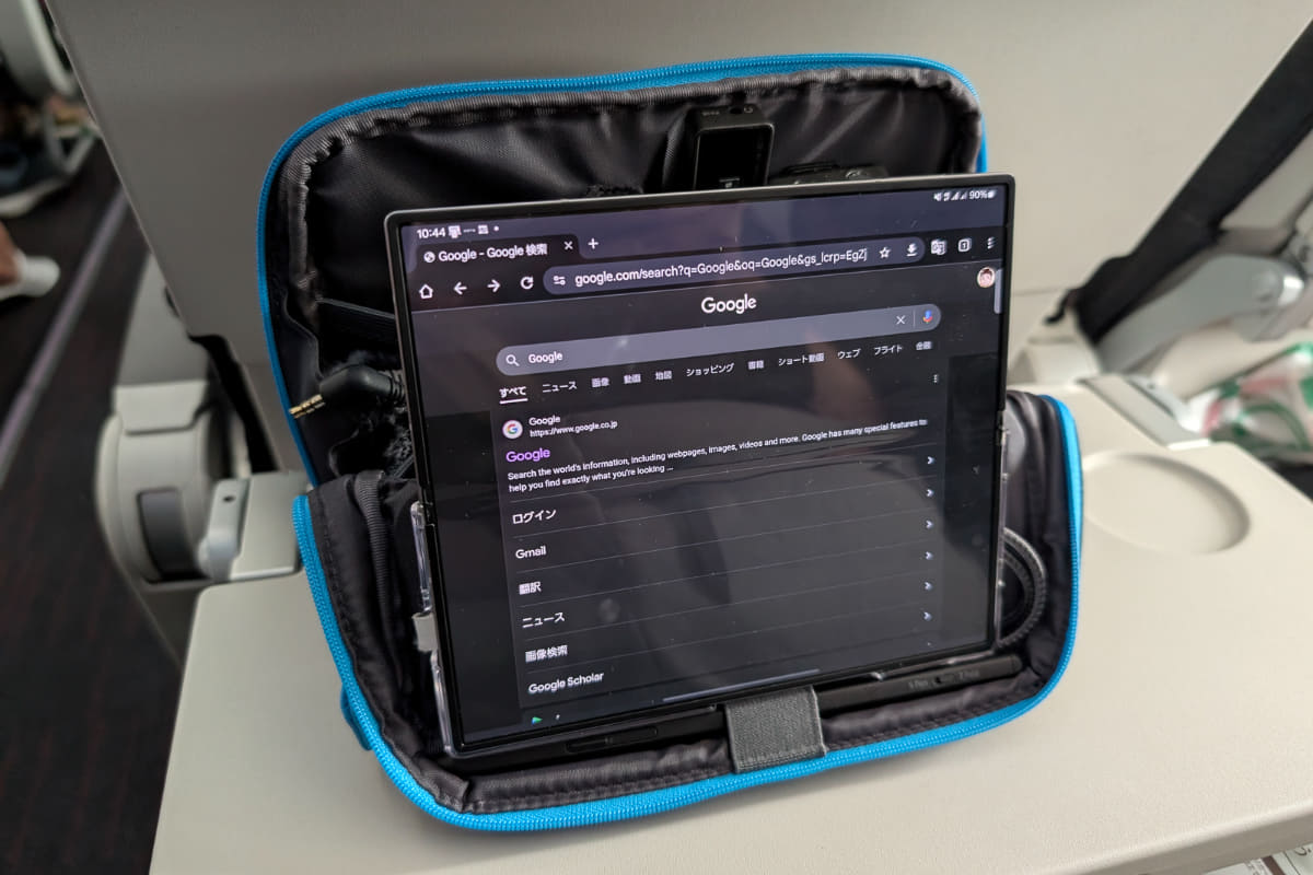 これは飛行機内だが、タブレットスタンド代わりにも使える。エコノミーの狭いテーブルでも余裕があり、充電ケーブルなどを取り出すのにもまとめておけるので便利。端末の下には撮影用にSペンが入ったままだが、この状態はあまり安定しないので一時的に抜いた方が安定する