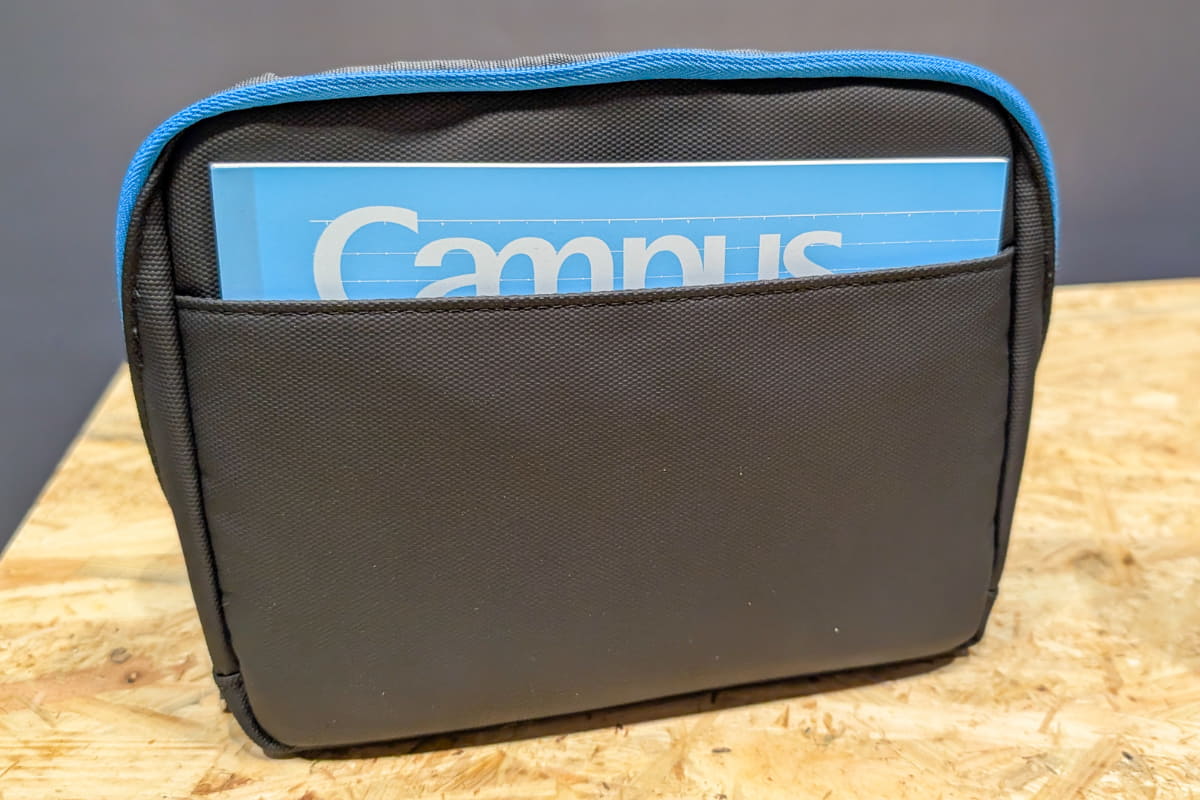 コクヨのノートがピッタリ収まる背面ポケット。iPad miniも良さそう