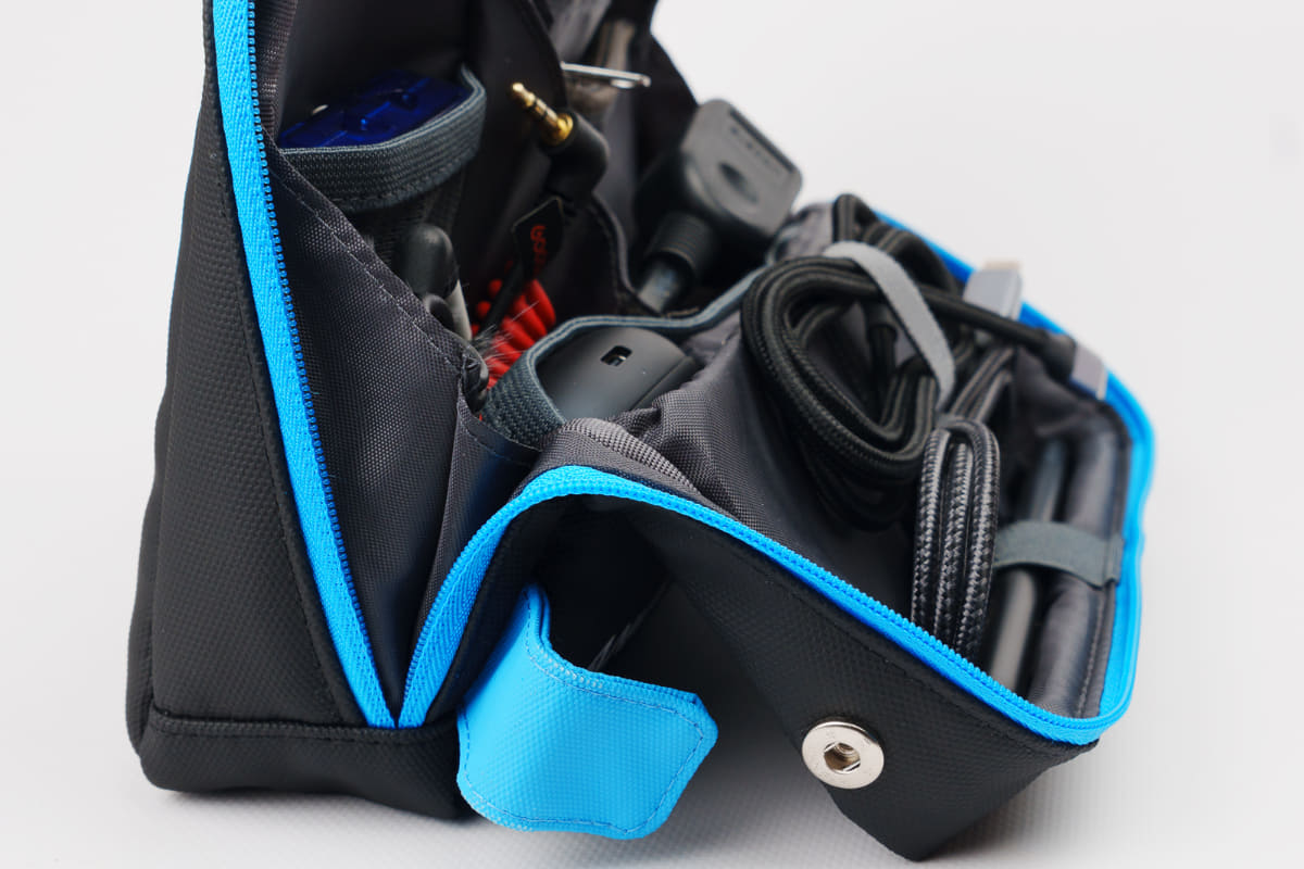 側面のタグのようなものは自立用のストッパー。この状態だと安定して自立しない