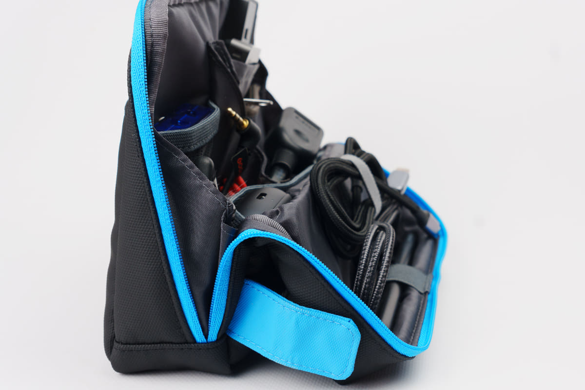 このようにボタンで留めれば安定して自立する