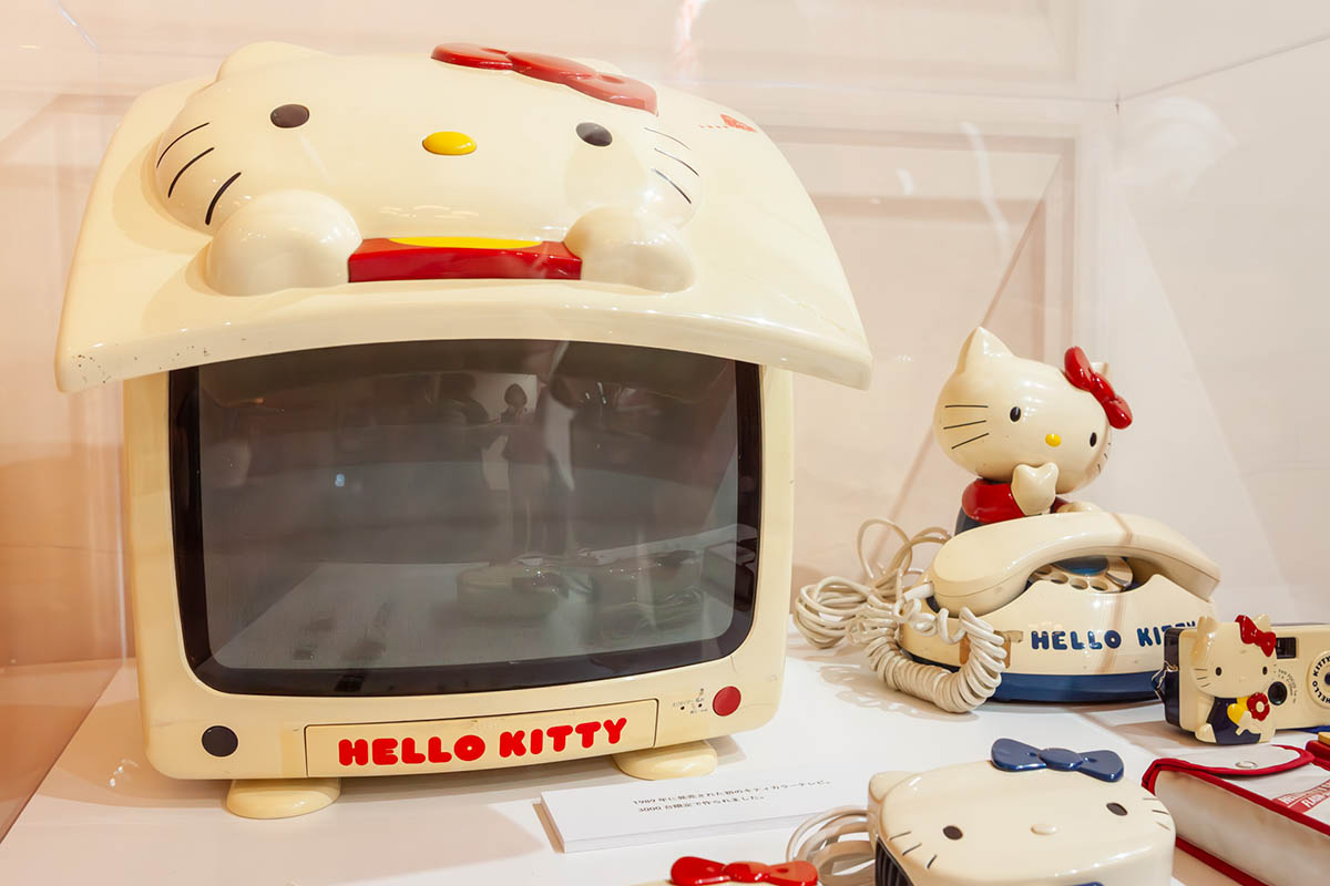 1989年発売のテレビ。会場ではブラウン管らしい奥行も見ることができます