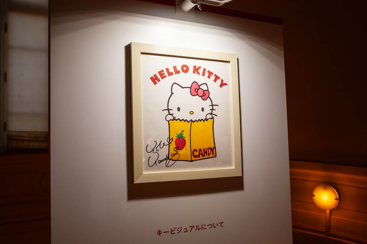 2階に上がって最初にあるのは本展のキービジュアル。現在のハローキティ担当デザイナーである山口裕子氏によるものです