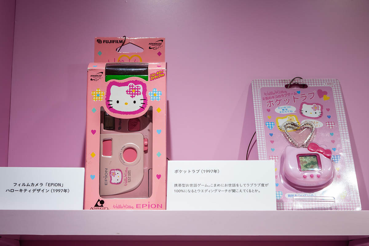 当時のカオハナデザインのグッズ。女子高生と言えばカメラも欠かせないアイテムでした