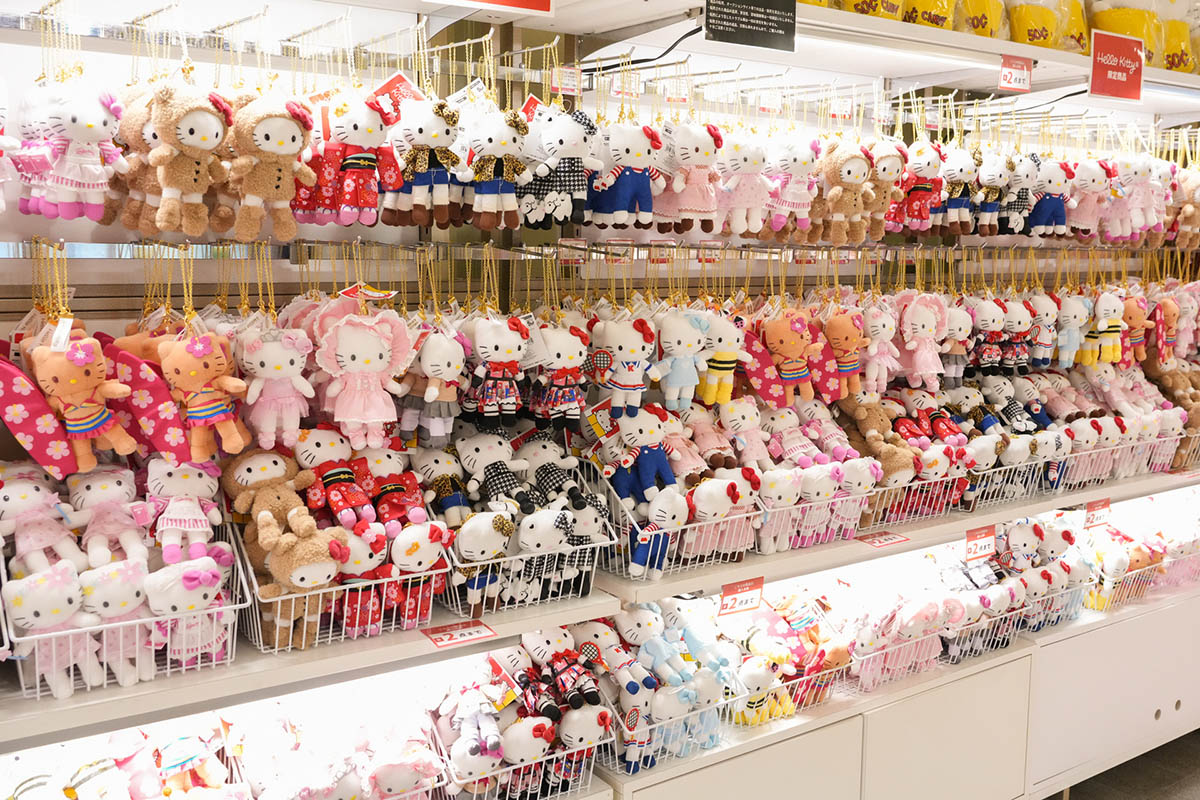 “足長キティ”として知られる珍しいタイプのぬいぐるみも