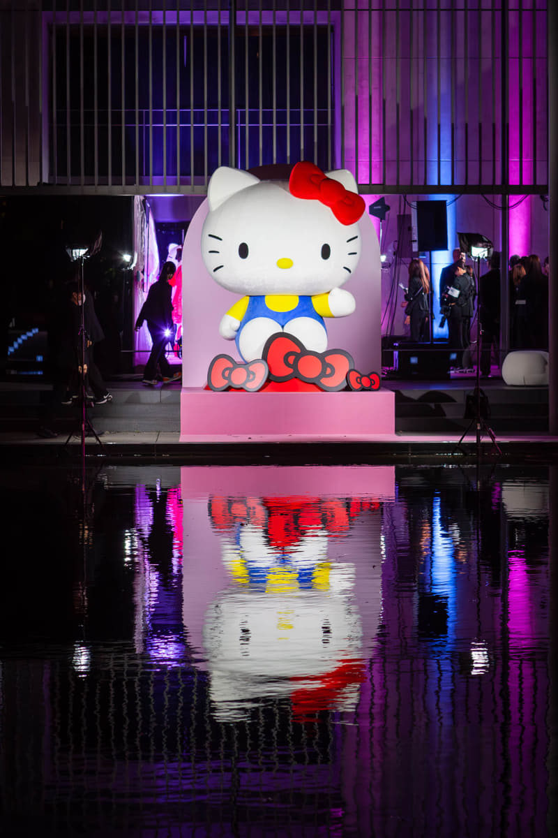 水面に反射して良い雰囲気を醸し出しているキティちゃん